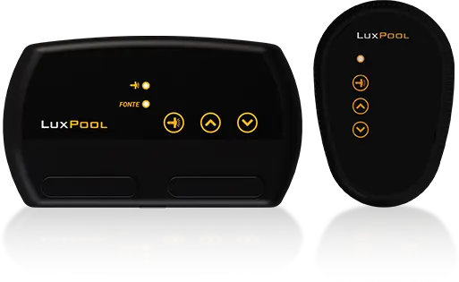 Módulo e controle remoto LuxPool by Tholz, utilizados para automação de iluminação de piscinas, com design moderno e botões iluminados em LED âmbar.